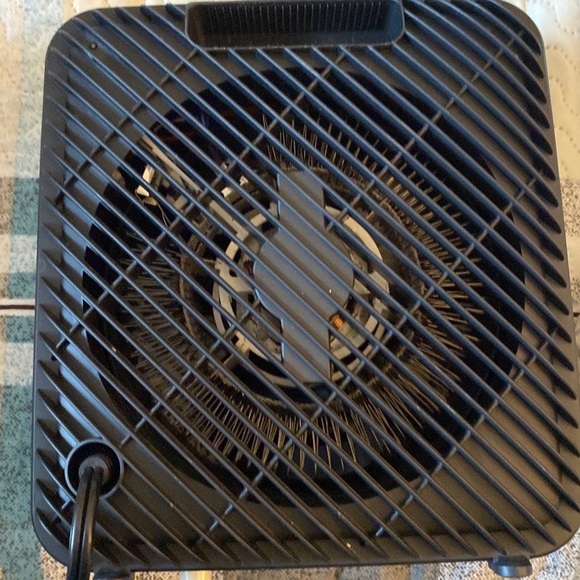 Like new space heater w safety switch - Picture 3 of 4